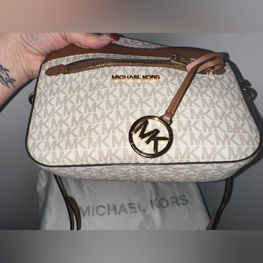 Michael Kors crossbody bag! - Picture 5 of 8